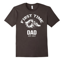 Mens First Time Dad Est 2017 Gift for New Dad T-Shirt