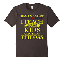 I TEACH AWESOME KIDS AND I KNOW THINGS Teacher T-Shirt